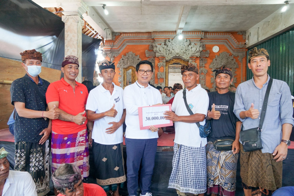 Apresiasi Pelestarian Budaya Lokal Bali  Sekda Adi Arnawa Buka Turnamen Ceki Banjar Sigaran